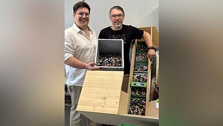 Maximilian Leonhart (l. ) und Kamill Skupien haben eine Maschine zum Sortieren von Legosteinen entwickelt. Gezeigt werden darf sie nicht, um sie vor neugierigen Blicken zu schützen.