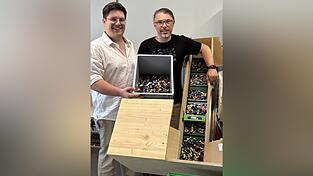Maximilian Leonhart (l. ) und Kamill Skupien haben eine Maschine zum Sortieren von Legosteinen entwickelt. Gezeigt werden darf sie nicht, um sie vor neugierigen Blicken zu schützen.