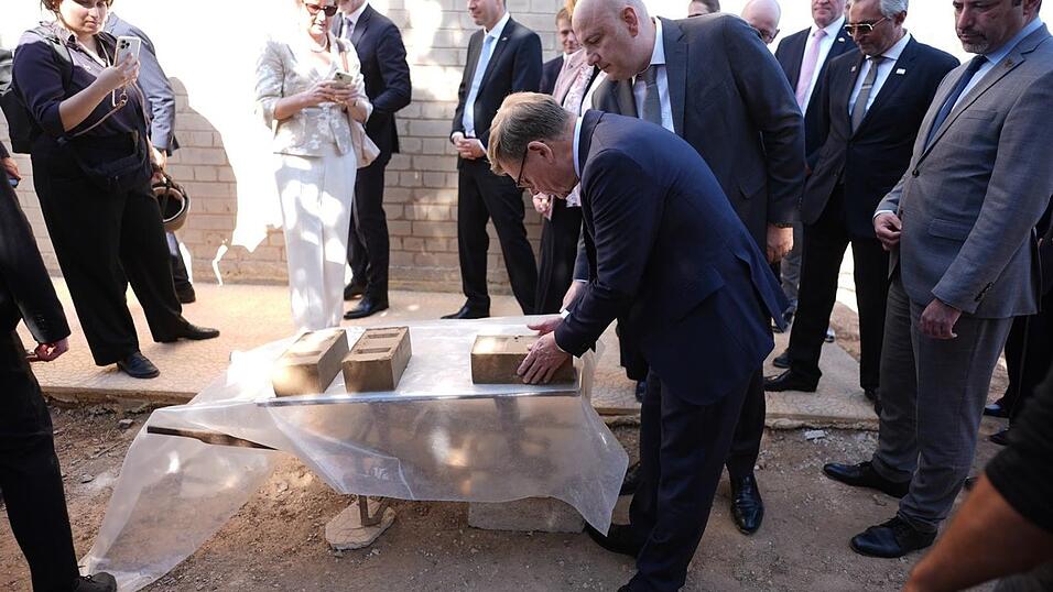 Außenminister Johann Wadephul (CDU) macht sich ein Bild von einem Projekt, das Binnenvertriebenen ermöglichen soll, günstig mit Lehmziegeln zu bauen. Außenminister Johann Wadephul (CDU) macht sich ein Bild von einem Projekt, das Binnenvertriebenen ermöglichen soll, günstig mit Lehmziegeln zu bauen.