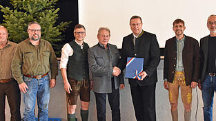 Bei der Verabschiedung von Kreisjagdberater Rudi Freimuth (4.v.l.): Luchs- und Wolfkoordinator Heinrich Moser, 2. Vorsitzender Anton Sp&auml;th, 1. Vorsitzender Roland Heigl, Landrats-Stellvertreter Markus M&uuml;ller, der neue Kreisjagdberater Dominik Berzl und Ronald Burger von der Unteren Jagdbeh&ouml;rde (v.l.).
