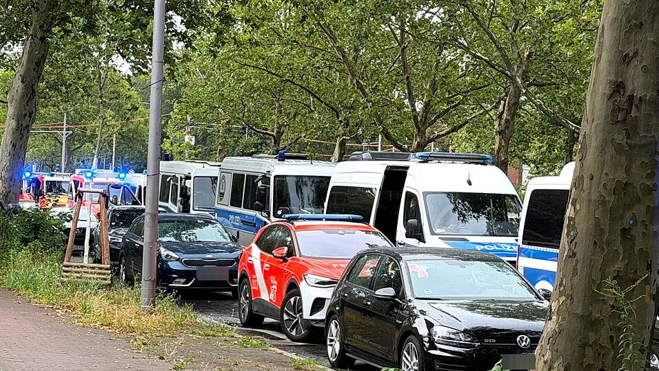 Der mutmaßliche Täter wurde bei einem Polizeieinsatz in Spandau getötet. Der mutmaßliche Täter wurde bei einem Polizeieinsatz in Spandau getötet.