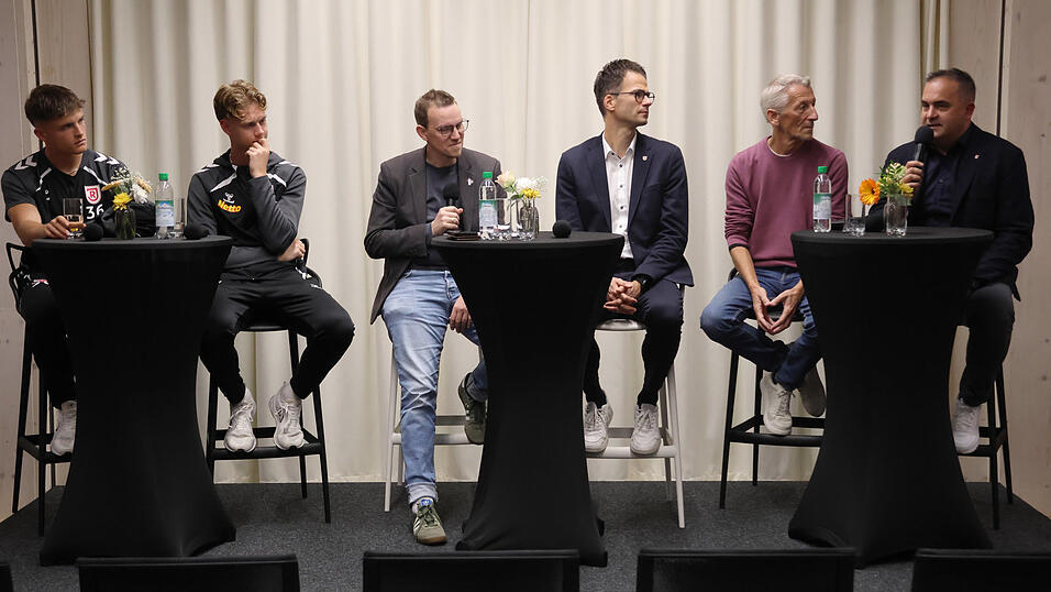 Plauderten entspannt über die Nachwuchsarbeit beim SSV Jahn Regensburg (von links): Die beiden Profis Ben Kieffer und Leopold Wurm, Moderator Manuel Krüger, Jahn-Geschäftsführer Philipp Hausner, Journalist Michael Stolzenberg und NLZ-Leiter Christian Martin. Plauderten entspannt über die Nachwuchsarbeit beim SSV Jahn Regensburg (von links): Die beiden Profis Ben Kieffer und Leopold Wurm, Moderator Manuel Krüger, Jahn-Geschäftsführer Philipp Hausner, Journalist Michael Stolzenberg und NLZ-Leiter Christian Martin.