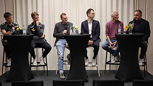 Plauderten entspannt &uuml;ber die Nachwuchsarbeit beim SSV Jahn Regensburg (von links): Die beiden Profis Ben Kieffer und Leopold Wurm, Moderator Manuel Kr&uuml;ger, Jahn-Gesch&auml;ftsf&uuml;hrer Philipp Hausner, Journalist Michael Stolzenberg und NLZ-Leiter Christian Martin.