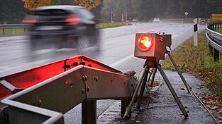 Die gespenstische Ruhe auf den Straßen ist passé: Nach dem harten Einbruch durch den Lockdown im Vorjahr sind die Blitzer-Einnahmen der Kommunen in diesem Jahr vielerorts wieder gestiegen. (Symbolbild) Die gespenstische Ruhe auf den Straßen ist passé: Nach dem harten Einbruch durch den Lockdown im Vorjahr sind die Blitzer-Einnahmen der Kommunen in diesem Jahr vielerorts wieder gestiegen. (Symbolbild)