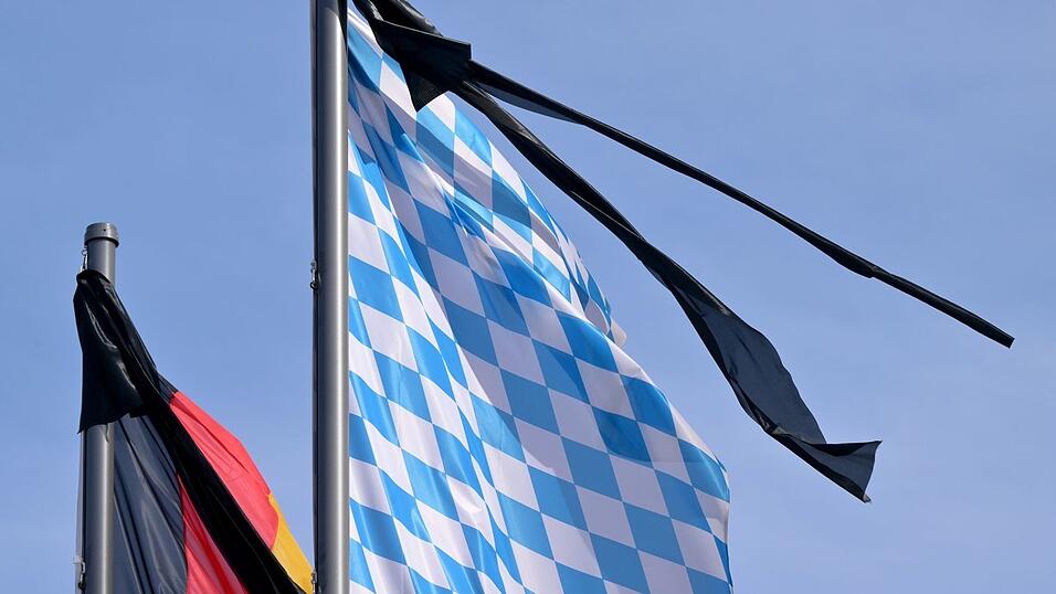 Zum Gedenken an die beiden Todesopfer des Anschlags in M&uuml;nchen wurde in Bayern am Montag eine landesweite Trauerbeflaggung angeordnet.