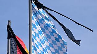 Zum Gedenken an die beiden Todesopfer des Anschlags in M&uuml;nchen wurde in Bayern am Montag eine landesweite Trauerbeflaggung angeordnet.