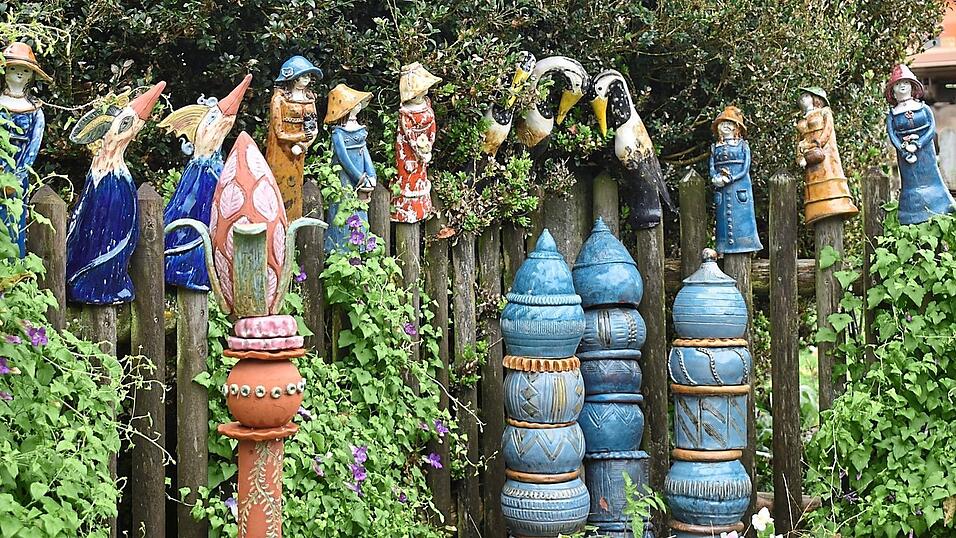 Eine Augenweide für den Betrachter ist der bäuerliche Zaun rund um den Vierseithof mit den vielen verschiedenen Figuren.