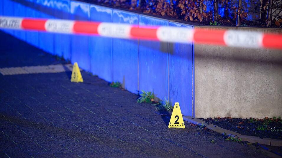 Die Polizei sichert Spuren am Tatort.