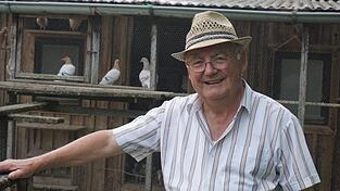 Die Tiere halten ihn fit, ist sich der 75-J&auml;hrige sicher. Die St&auml;lle hat er selbst gebaut.