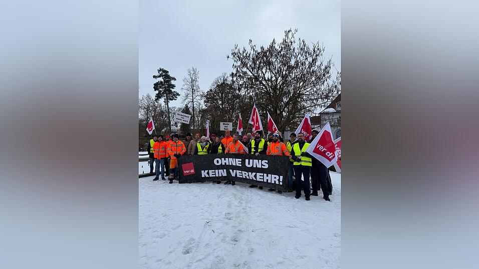 Auch Besch&auml;ftigte des Staatlichen Bauamts Passau und der Autobahn GmbH beteiligten sich an dem Streik vor der JVA.