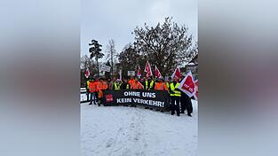 Auch Besch&auml;ftigte des Staatlichen Bauamts Passau und der Autobahn GmbH beteiligten sich an dem Streik vor der JVA.