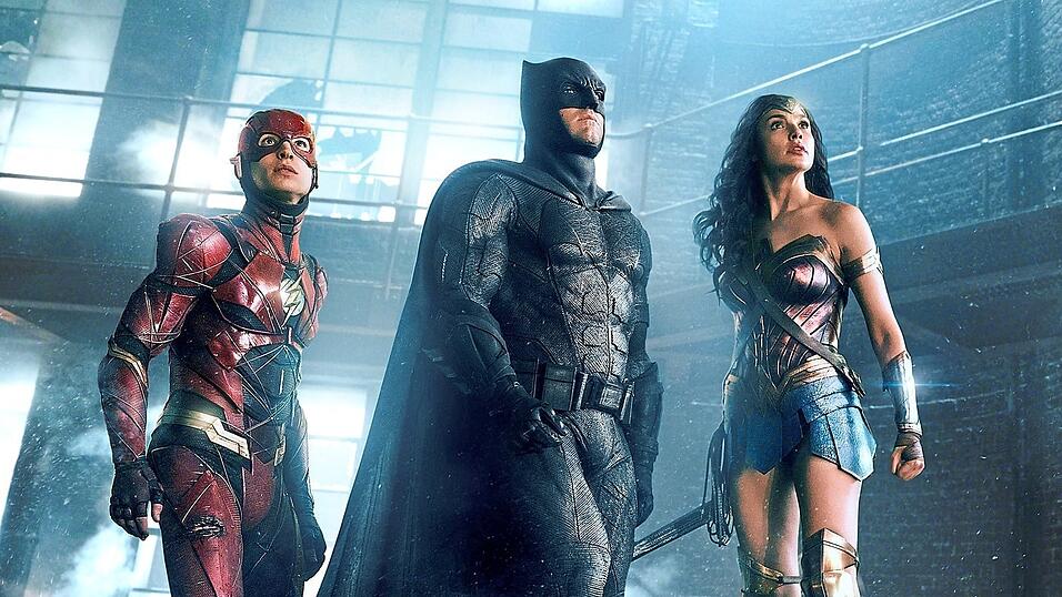 Nach zwei gro&szlig;artigen Stunden als Team zusammengefunden: The Flash (Ezra Miller), Batman (Ben Affleck) und Wonder Woman (Gal Gadot).