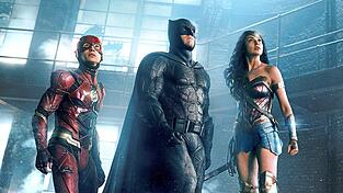 Nach zwei gro&szlig;artigen Stunden als Team zusammengefunden: The Flash (Ezra Miller), Batman (Ben Affleck) und Wonder Woman (Gal Gadot).