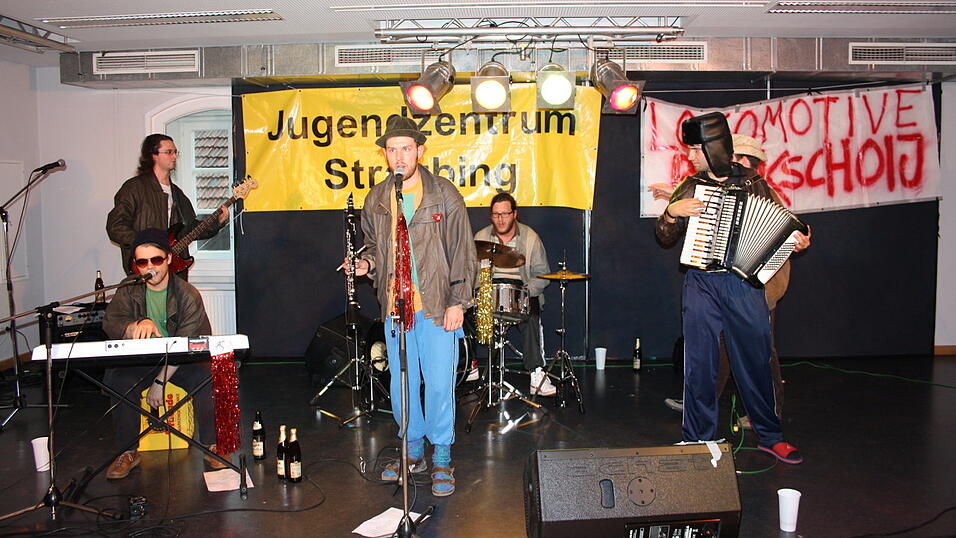 Die Regensburger Band Lokomotive Blokschoij spielte mitrei&szlig;enden Balkan-Beat. Fotos: -jg-