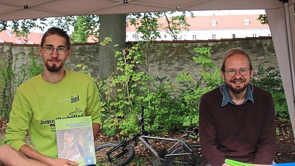 Emil Münz (l. ) und Stefan Aichner von der Jugendbauhütte. Emil Münz (l. ) und Stefan Aichner von der Jugendbauhütte.