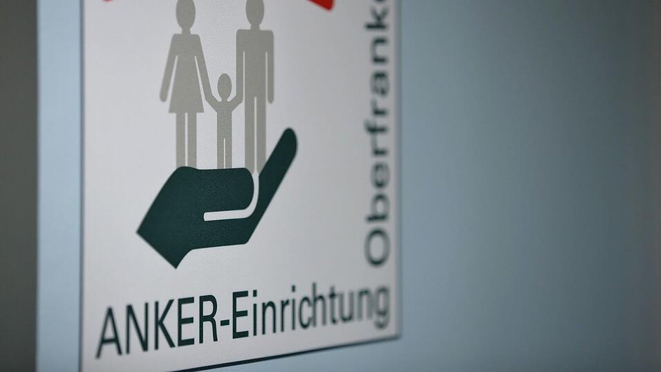 Das Ankerzentrum sollte 2025 schließen, bleibt jetzt aber voraussichtlich länger bestehen. (Archivbild) Das Ankerzentrum sollte 2025 schließen, bleibt jetzt aber voraussichtlich länger bestehen. (Archivbild)