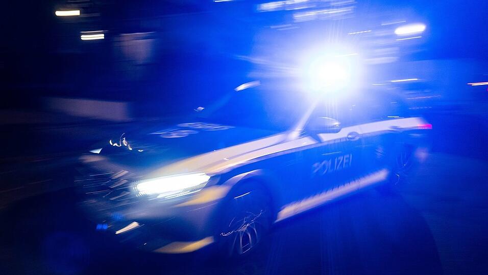 Polizisten stoppen einen betrunkenen Geisterfahrer. (Symbolbild) Polizisten stoppen einen betrunkenen Geisterfahrer. (Symbolbild)