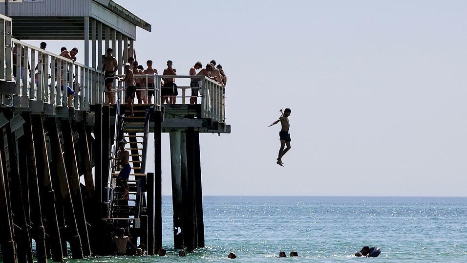 Viele k&uuml;hlten sich bei einem Bad im Meer ab. Weite Teile Australiens leiden unter extremer Hitze mit Temperaturen nahe 50 Grad.