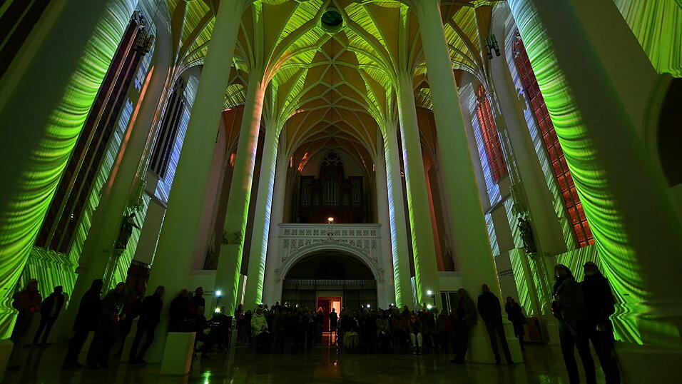 Laurenz Theinert ließ die Orgelklänge Jeni Böhms mit seinem Visual-Piano zu beeindruckenden Lichteffekten werden. Laurenz Theinert ließ die Orgelklänge Jeni Böhms mit seinem Visual-Piano zu beeindruckenden Lichteffekten werden.