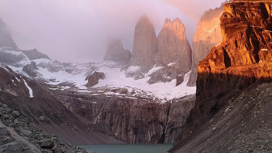 Die Hauptattraktion in Patagonien: die Felstürme von Torres del Paine bei Sonnenaufgang. Die Hauptattraktion in Patagonien: die Felstürme von Torres del Paine bei Sonnenaufgang.