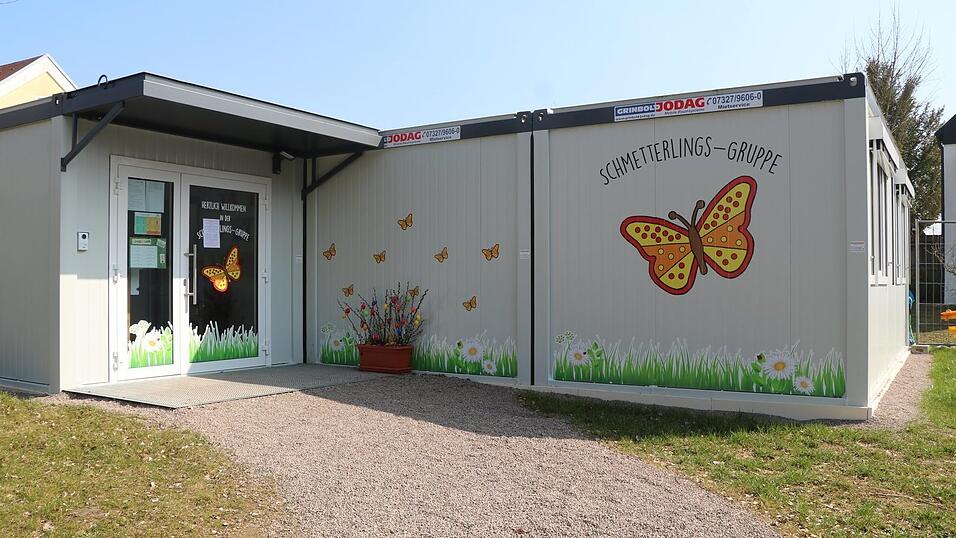 Im Klostergarten, neben dem Kindergarten St. Michael, ist im Herbst 2020 &uuml;bergangsweise eine neue Kindergartengruppe in einer Containeranlage eingerichtet worden. Bis ein neues 'Haus f&uuml;r Kinder' gebaut ist, plant der Markt an einem anderen Standort insgesamt drei Gruppen in Containerbauweise vor&uuml;bergehend unterzubringen.