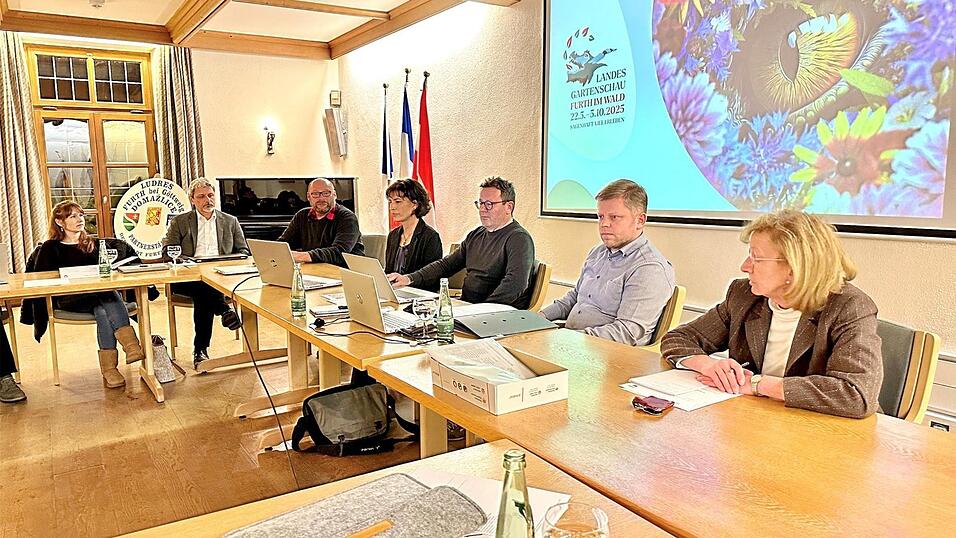 Berichteten, was es bei der Landesgartenschau zu erleben gibt: Herwig Decker, Tina Heigl und Ulrich Dölker (Dritter bis Fünfter von links) hier mit Stadträtin Andrea Pohmer, Bürgermeister Sandro Bauer, Geschäftsleiter Stefan Schmidberger und Bürgermeister-Sekretärin Renate Breu (von links). Berichteten, was es bei der Landesgartenschau zu erleben gibt: Herwig Decker, Tina Heigl und Ulrich Dölker (Dritter bis Fünfter von links) hier mit Stadträtin Andrea Pohmer, Bürgermeister Sandro Bauer, Geschäftsleiter Stefan Schmidberger und Bürgermeister-Sekretärin Renate Breu (von links).