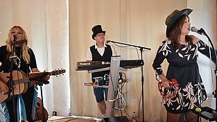 Sie führten das Publikum durch die Prärie in den Westen der USA: die Gruppe „Dukes and Angels“ mit dem Original Country-Sound.