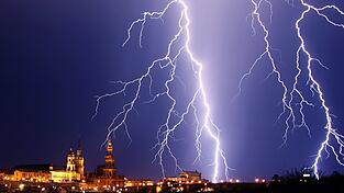 Auch wenn dieser Blitz über Dresden beeindruckend aussieht - die Stadt liegt im Ranking nur auf Platz 331. (Archivbild) Auch wenn dieser Blitz über Dresden beeindruckend aussieht - die Stadt liegt im Ranking nur auf Platz 331. (Archivbild)