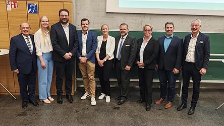 Von links: Toni Hinterdobler (Vorsitzender Verein Hochschulstadt Straubing), Lisa Wilfert (ausgezeichnet für ihre Masterarbeit), Landrat Tobias Beck, Prof. Dr. Christoph Drobner (ausgezeichnet für seine Dissertation), Prof. Dr. Claudia Doblinger (TUM-Campus), Jürgen Zosel vom Rotary Club, Prof. Dr. Anja Faße (TUM-Campus), Prof. Dr. Jakob Burger (TUM-Campus) und OB Markus Pannermayr. Von links: Toni Hinterdobler (Vorsitzender Verein Hochschulstadt Straubing), Lisa Wilfert (ausgezeichnet für ihre Masterarbeit), Landrat Tobias Beck, Prof. Dr. Christoph Drobner (ausgezeichnet für seine Dissertation), Prof. Dr. Claudia Doblinger (TUM-Campus), Jürgen Zosel vom Rotary Club, Prof. Dr. Anja Faße (TUM-Campus), Prof. Dr. Jakob Burger (TUM-Campus) und OB Markus Pannermayr.