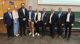 Von links: Toni Hinterdobler (Vorsitzender Verein Hochschulstadt Straubing), Lisa Wilfert (ausgezeichnet f&uuml;r ihre Masterarbeit), Landrat Tobias Beck, Prof. Dr. Christoph Drobner (ausgezeichnet f&uuml;r seine Dissertation), Prof. Dr. Claudia Doblinger (TUM-Campus), J&uuml;rgen Zosel vom Rotary Club, Prof. Dr. Anja Fa&szlig;e (TUM-Campus), Prof. Dr. Jakob Burger (TUM-Campus) und OB Markus Pannermayr.