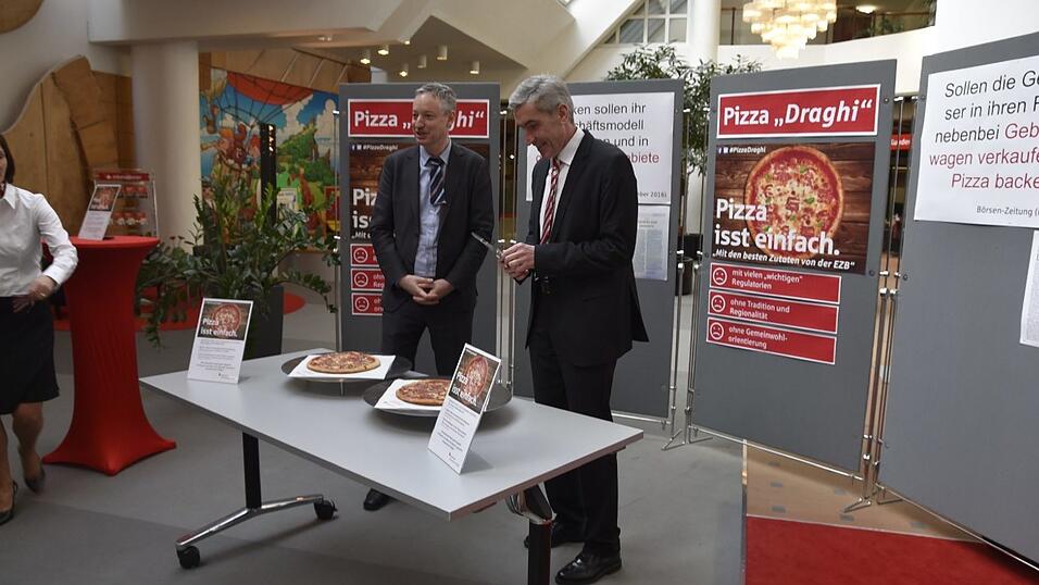 Am unsinnigen Donnerstag stellte die Sparkasse Niederbayern-Mitte ihr neues 'Geschäftsmodell' vor: Die Pizza 'Draghi' Am unsinnigen Donnerstag stellte die Sparkasse Niederbayern-Mitte ihr neues 'Geschäftsmodell' vor: Die Pizza 'Draghi'