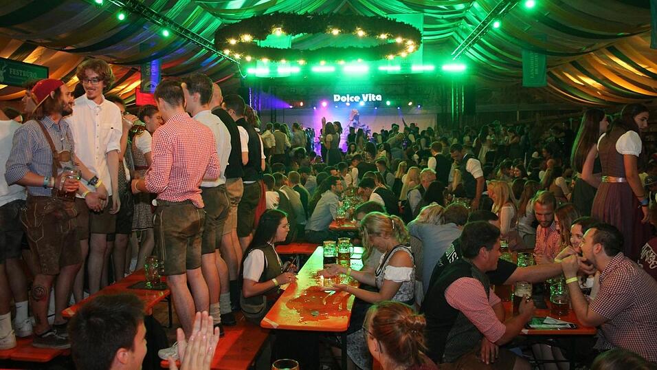Viele Landshuter feierten am Freitagabend auf der Bartlmädult. Viele Landshuter feierten am Freitagabend auf der Bartlmädult.