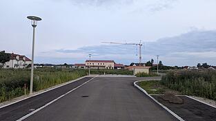 Die Straße im neuen Baugebiet in der Breitenau ist bereits angelegt, im Hintergrund entsteht der neue Kindergarten.