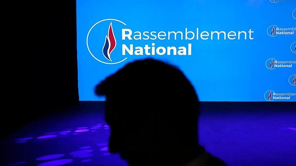 Die französische rechtsextreme Partei Rassemblement National soll von Krediten von Pierre-Édouard Stérins profitiert haben. Der Milliardär selbst bleibt gern im Hintergrund. Die französische rechtsextreme Partei Rassemblement National soll von Krediten von Pierre-Édouard Stérins profitiert haben. Der Milliardär selbst bleibt gern im Hintergrund.