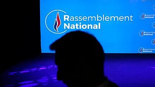 Die französische rechtsextreme Partei Rassemblement National soll von Krediten von Pierre-Édouard Stérins profitiert haben. Der Milliardär selbst bleibt gern im Hintergrund. Die französische rechtsextreme Partei Rassemblement National soll von Krediten von Pierre-Édouard Stérins profitiert haben. Der Milliardär selbst bleibt gern im Hintergrund.