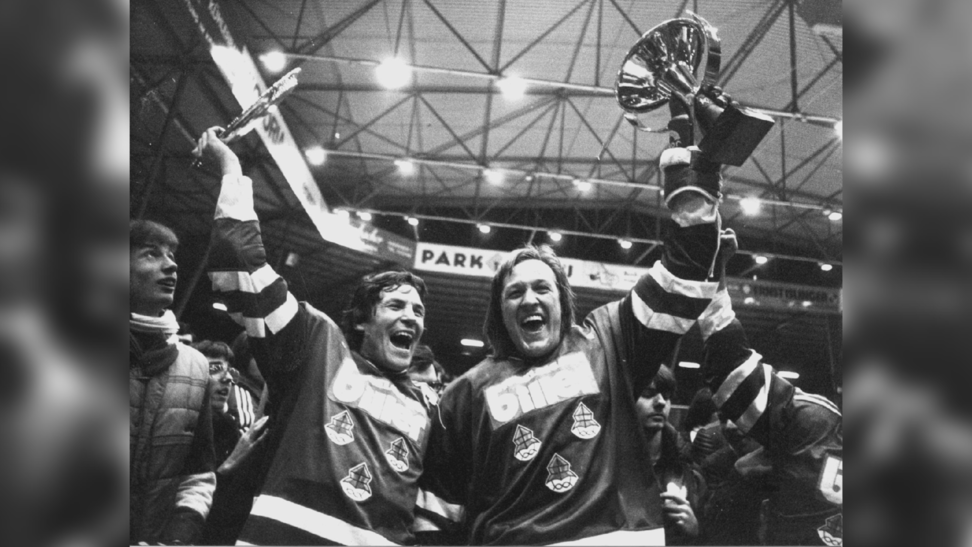 Erich Kühnhackl (rechts) und Alois Schloder bejubeln im Jahr 1983 die Meisterschaft mit dem EV Landshut. Die beiden verbindet eine langjährige Freundschaft.