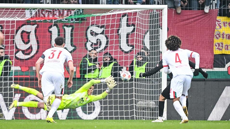 Danel Senani (rechts verdeckt) verwandelt den Elfmeter für St. Pauli Danel Senani (rechts verdeckt) verwandelt den Elfmeter für St. Pauli