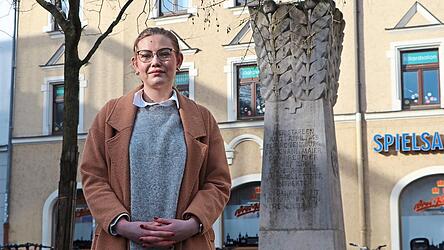 Die Landratskandidatin Daniela Deisenroth vor dem Nationalsozialismus-Mahnmal am Dachauplatz. Die Landratskandidatin Daniela Deisenroth vor dem Nationalsozialismus-Mahnmal am Dachauplatz.
