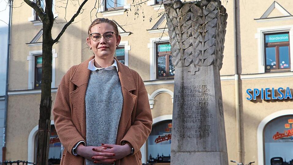 Die Landratskandidatin Daniela Deisenroth vor dem Nationalsozialismus-Mahnmal am Dachauplatz. Die Landratskandidatin Daniela Deisenroth vor dem Nationalsozialismus-Mahnmal am Dachauplatz.
