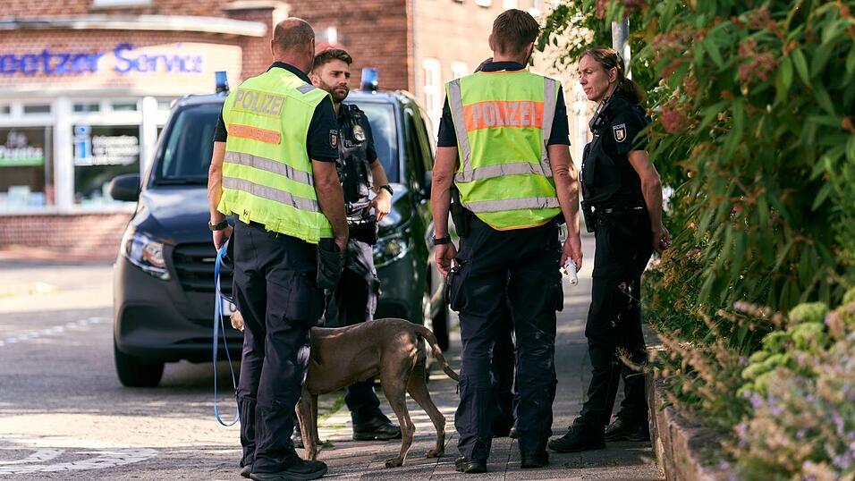 Zahlreiche Einsatzkräfte und auch Hunde waren an der Suche beteiligt. Zahlreiche Einsatzkräfte und auch Hunde waren an der Suche beteiligt.