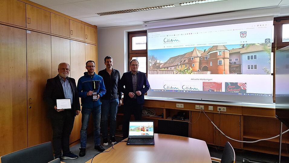 Die neue Stadthomepage ist fertig und seit Donnerstag auch online. Das Ergebnis präsentieren die Mitglieder der Arbeitsgruppe, die Stadträte Thomas Platzer und Markus Fischer, IT-Stadtmitarbeiter Stefan Dengscherz sowie Bürgermeister Martin Stoiber. Die neue Stadthomepage ist fertig und seit Donnerstag auch online. Das Ergebnis präsentieren die Mitglieder der Arbeitsgruppe, die Stadträte Thomas Platzer und Markus Fischer, IT-Stadtmitarbeiter Stefan Dengscherz sowie Bürgermeister Martin Stoiber.