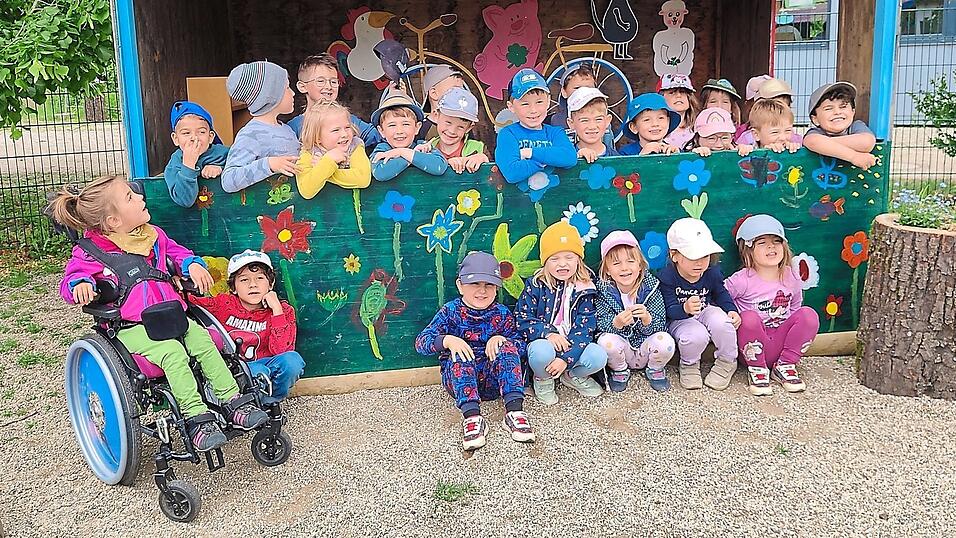 Eltern erwarten professionelle Betreuung ihrer Kinder (im Symbolbild zu sehen: Kinder des Vilsheimer Kindergartens „Mullewapp“ diesen Mai) - das Personal erwartet im Gegenzug faire Bezahlung. An dieser beteiligen die Kita-Träger die Eltern. Doch: Wenn die Gebühren dann steigen, ist das laut Fachkräfteverband „immer ein sensibles Thema“. Eltern erwarten professionelle Betreuung ihrer Kinder (im Symbolbild zu sehen: Kinder des Vilsheimer Kindergartens „Mullewapp“ diesen Mai) - das Personal erwartet im Gegenzug faire Bezahlung. An dieser beteiligen die Kita-Träger die Eltern. Doch: Wenn die Gebühren dann steigen, ist das laut Fachkräfteverband „immer ein sensibles Thema“.