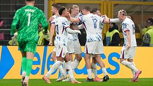 Norwegen und Torjäger Erling Haaland (Mitte) freuen sich nach einem 4:1 in Italien auf die erste WM-Teilnahme seit 1998. Norwegen und Torjäger Erling Haaland (Mitte) freuen sich nach einem 4:1 in Italien auf die erste WM-Teilnahme seit 1998.