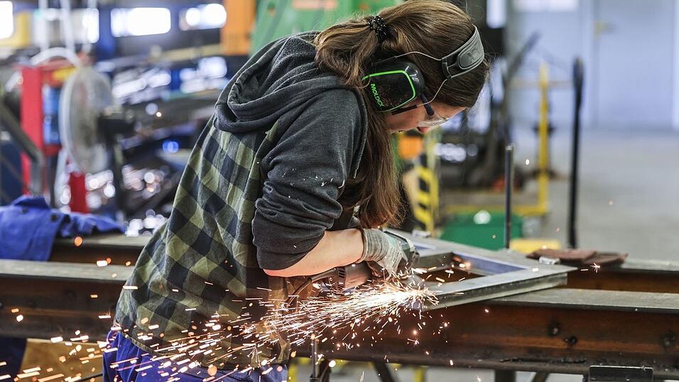 Junge Menschen erkennen aus Sicht des Verbandes, dass Handwerk eine echte Alternative biete, wenn sie einen sicheren Job wollen. (Archivbild) Junge Menschen erkennen aus Sicht des Verbandes, dass Handwerk eine echte Alternative biete, wenn sie einen sicheren Job wollen. (Archivbild)