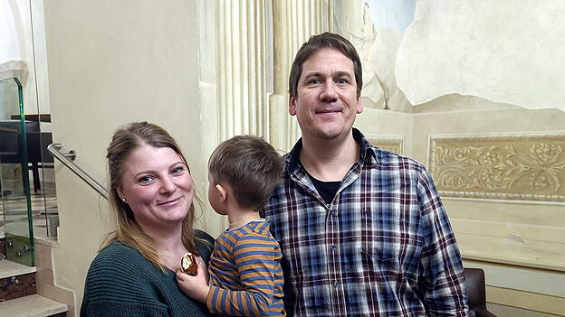 Julia mit Pflegesohn Lukas und dem Pfad-Vorstand Sascha Zehentbauer.