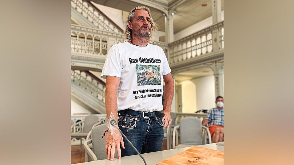 Das T-Shirt sagt es: Riederer will mit seinem Hobbithaus 'zurück zur Natur, zurück zu unseren Wurzeln'. Das T-Shirt sagt es: Riederer will mit seinem Hobbithaus 'zurück zur Natur, zurück zu unseren Wurzeln'.