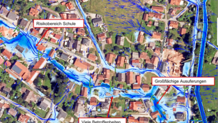 Tiefblau in der Simulation ist der Ettersdorfer Graben. Bei Starkregenereignissen ist der Bereich entlang des Baches laut Berechnungen die größte Gefahrenquelle im Ortskern der Gemeinde.