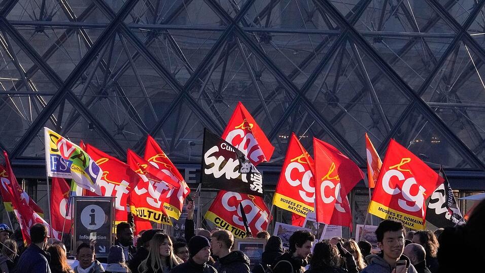 Angestellte zeigen Fahnen der Gewerkschaft CGT vor dem Louvre. Angestellte zeigen Fahnen der Gewerkschaft CGT vor dem Louvre.