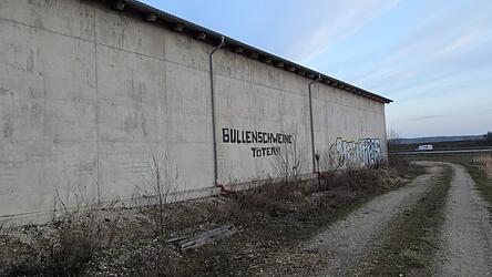 Die Schmierereien, die Autofahrer auf der A92 sehen k&ouml;nnen.&nbsp;