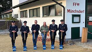 &Uuml;ber den Spatenstich freuen sich: (v.l.) Stellvertretender Vorsitzender Robert Wimmer, Vorsitzender Jan Kiermaier, B&uuml;rgermeister Lukas Schmalhofer, Gesch&auml;ftsleiter Anton Blenninger, zweiter Kommandant Martin Kettl und Kommandant Matthias Maier.